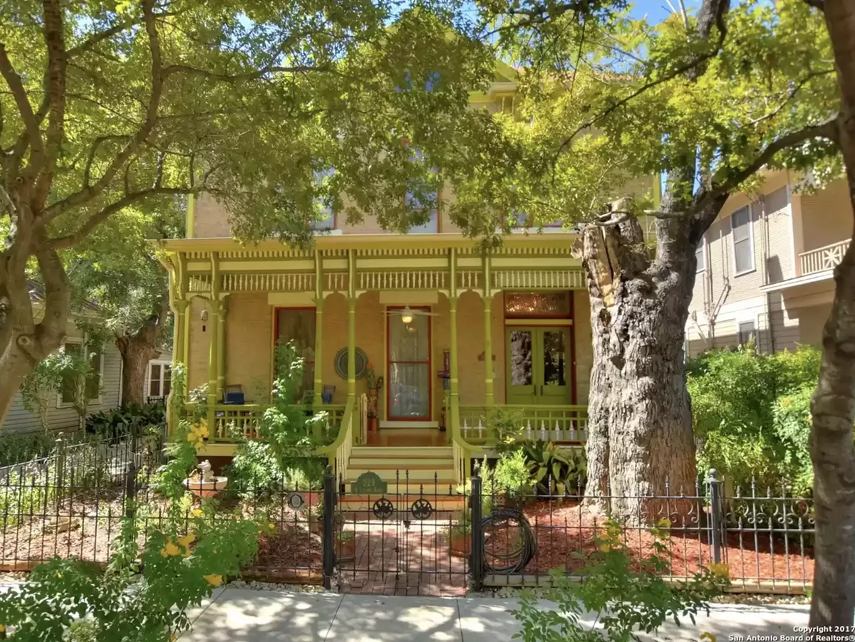 This historic San Antonio home is for sale, and it comes with the Yellow Rose Bed and Breakfast - Vimarsana News