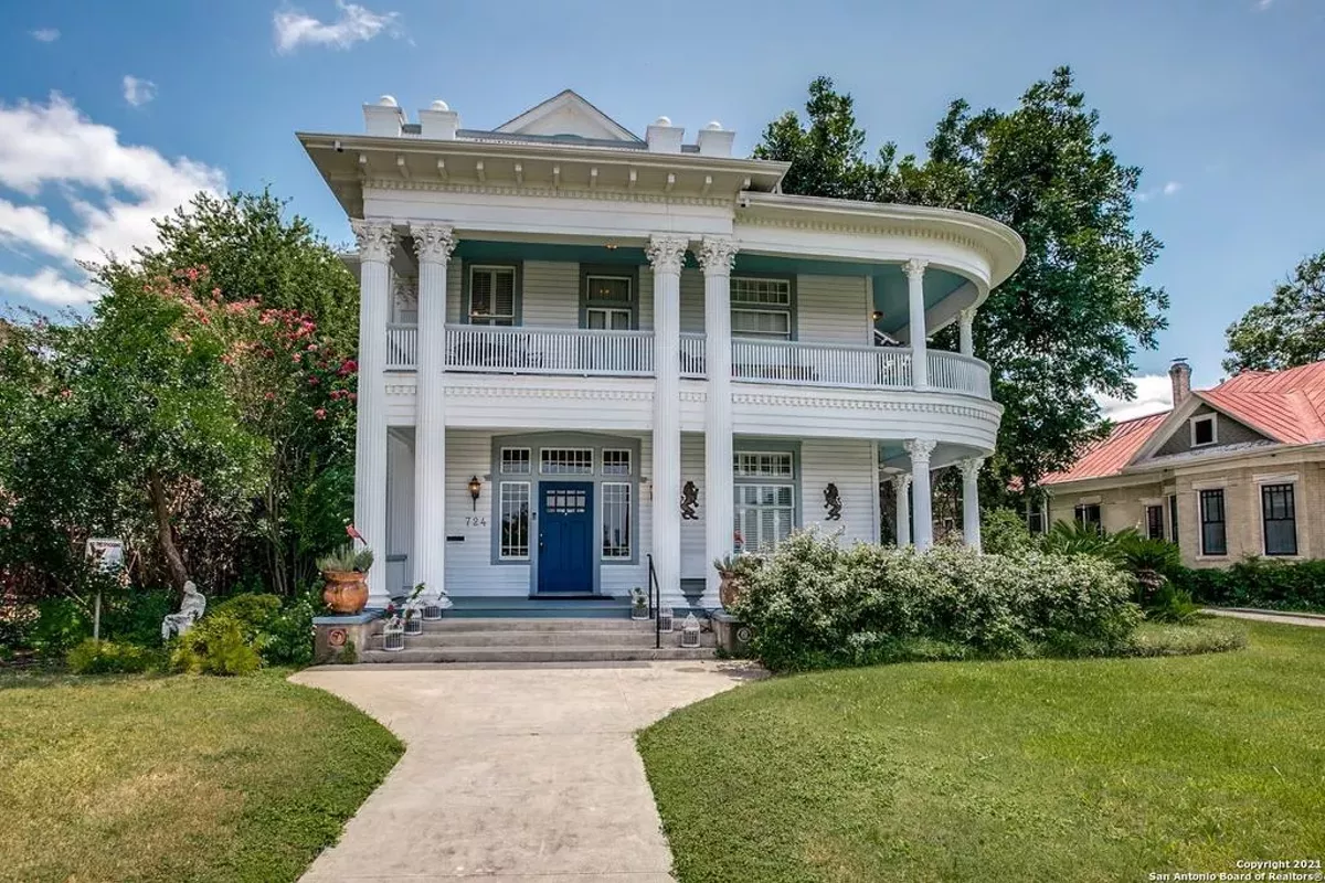 A historic home with three verandas overlooking San Antonio's Dignowity Park is now for sale - Vimarsana News