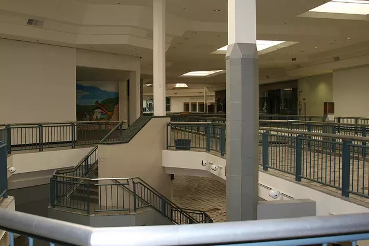 29 Eerie Photos Of An Empty Windsor Park Mall San Antonio San