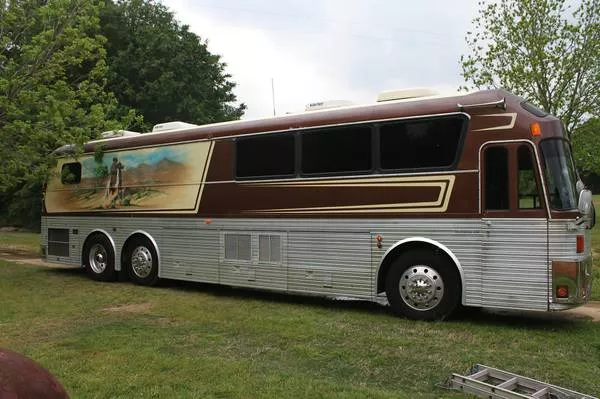 Willie Nelsons 80s Tour Bus Up For Sale On Craigslist Sa