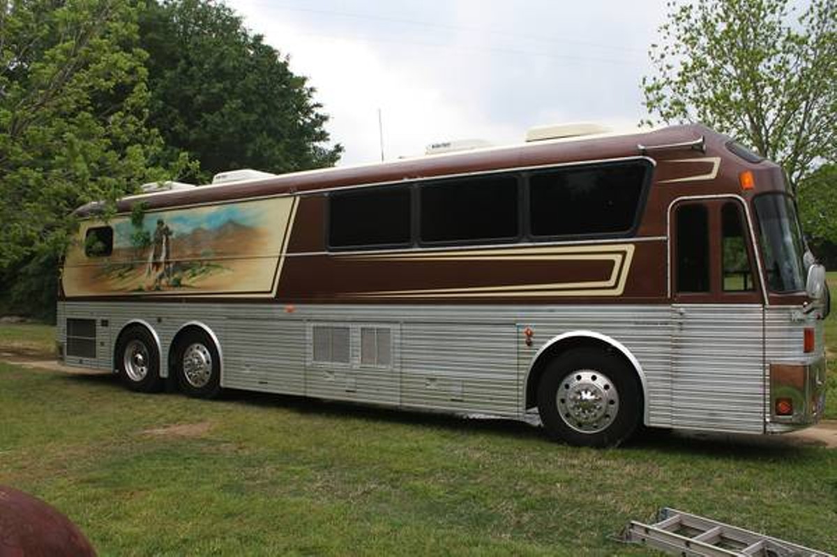 Willie Nelson's '80s Tour Bus Up For Sale on Craigslist ...