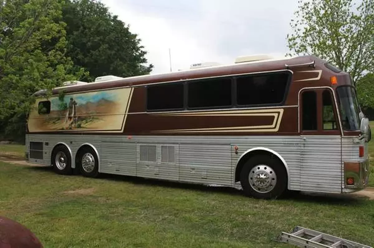 Offer Up Dallas Tx >> Willie Nelson's '80s Tour Bus Up For Sale on Craigslist ... Offer Up Dallas Tx >> Willie Nelson's '80s Tour Bus Up For Sale on Craigslist ...