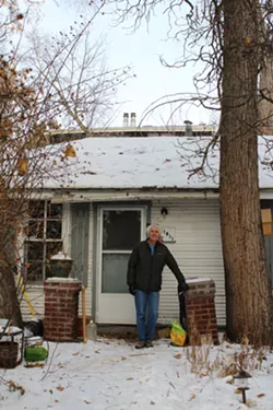 David Hampshire outside his former Allen Park home. - ENRIQUE LIMÓN