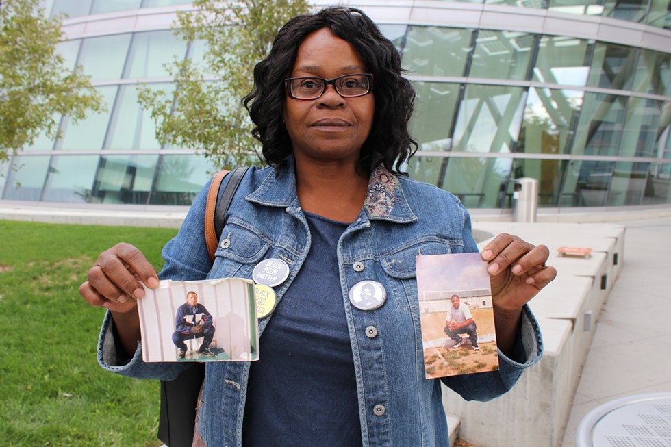 Antionette Harmon holds up pictures of her slain brother, Patrick. - ENRIQUE LIMÓN