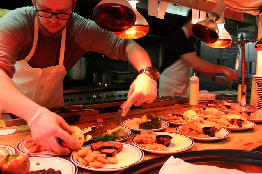 The Five Alls’ kitchen staff working with chronometric precision. - ENRIQUE LIMÓN