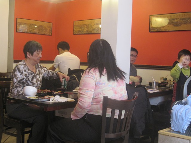 Diners at Tianxia Restaurant Coréen