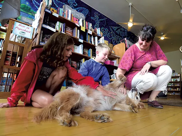Lulu and Lincoln Jordan visiting with Boo and his person, Andrea Jones - JEB WALLACE-BRODEUR