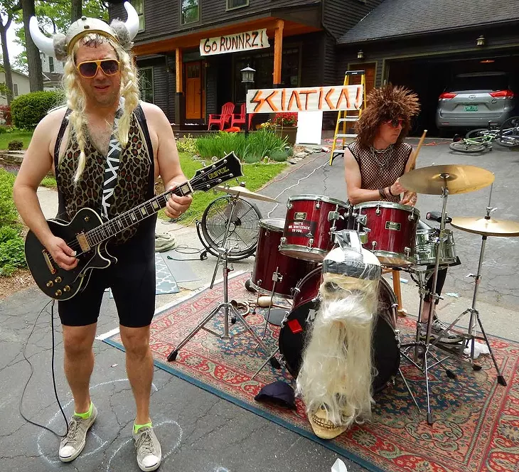 Neighborhood band Sciatica serenading the runners - RUNVERMONT