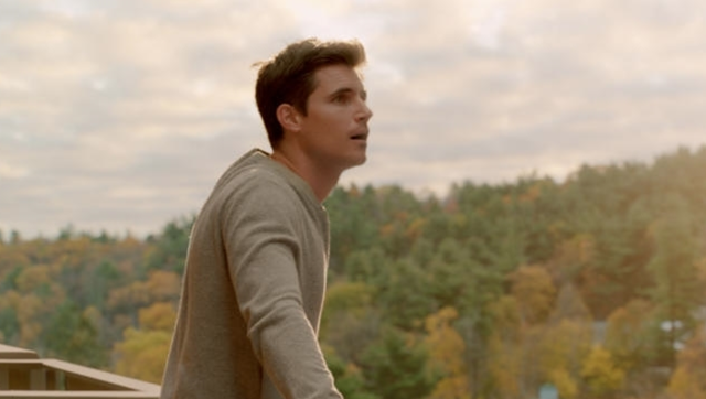 Nathan (Robbie Amell) discovering his new world in "Upload" - COURTESY OF AMAZON STUDIOS