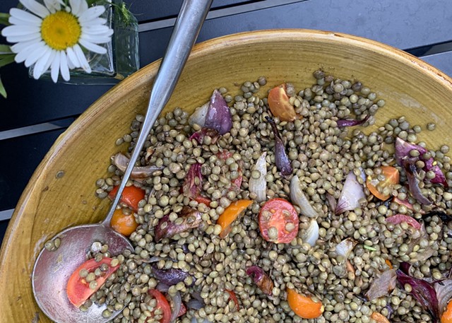 A big bowl of lentils with grilled red onions and cherry tomatoes - MELISSA PASANEN ©️ SEVEN DAYS
