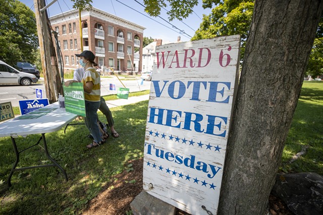 Election signs in Burlington - JAMES BUCK ©️ SEVEN DAYS
