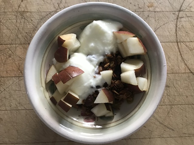 Backdoor Bread granola with yogurt and pears - SALLY POLLAK ©️ SEVEN DAYS