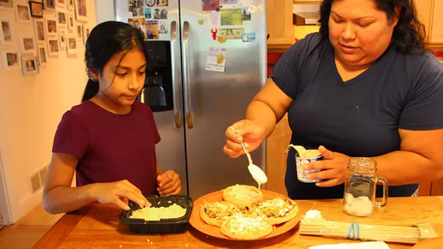 Magnolia González (right) and her daughter, Jossy, finishing pellizcadas - MELISSA PASANEN