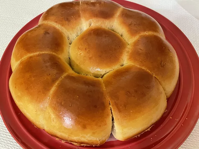 Ring of challah dinner rolls - MELISSA PASANEN ©️ SEVEN DAYS