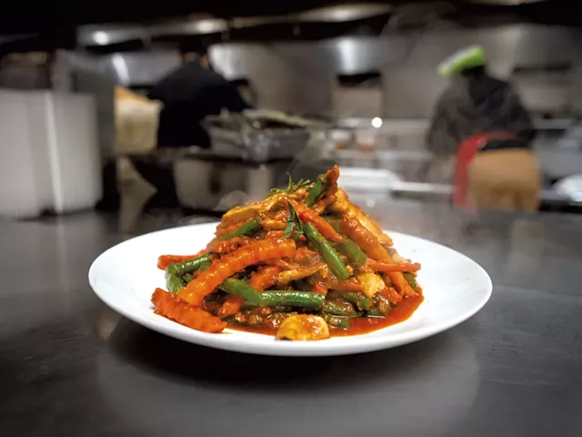 Pollo Brick Kheng Platter en Maliwan Thai Restaurant - GLENN RUSSELL