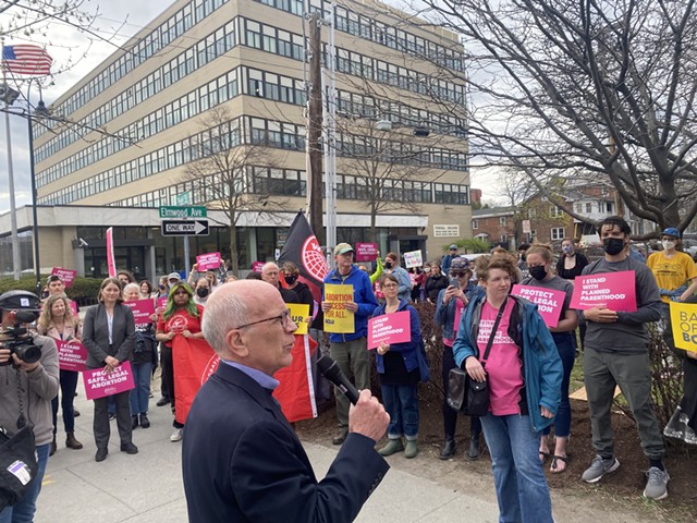 U.S. Rep. Peter Welch addressing protesters outside the federal courthouse in Burlington on Tuesday - MATTHEW ROY ©️ SEVEN DAYS