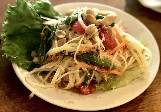 Papaya salad - SUZANNE PODHAIZER