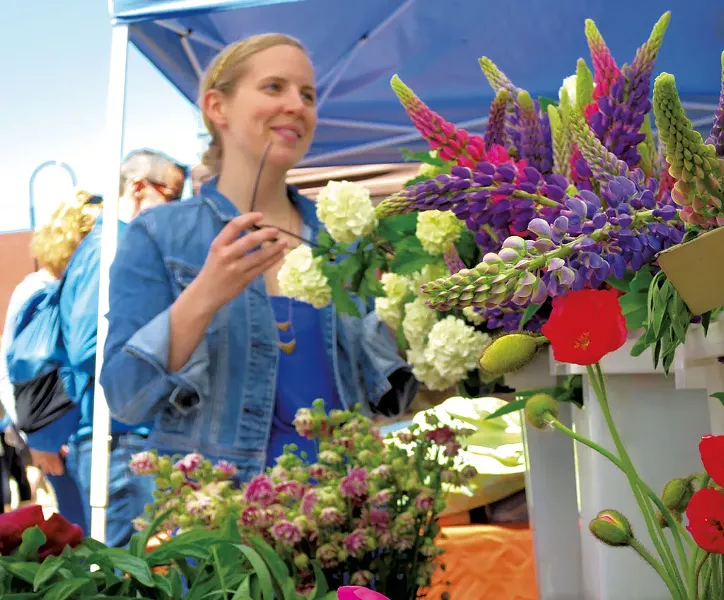 Selection of fresh-cut spring flowers - MATTHEW THORSEN