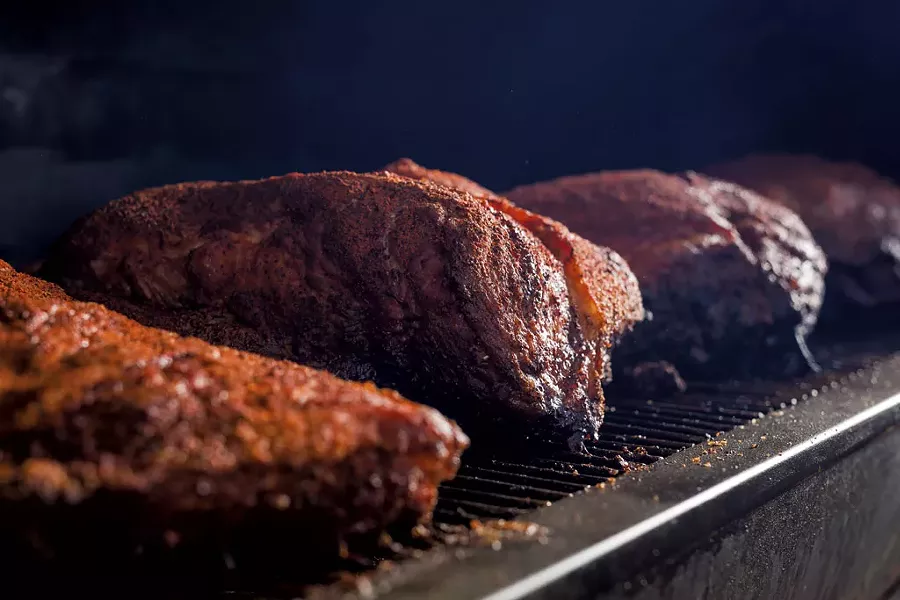 Meat on a smoker - OLIVER PARINI