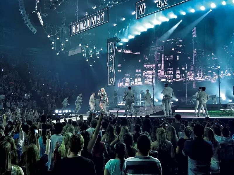 Taylor Swift onstage in Montréal - STEPHEN MEASE