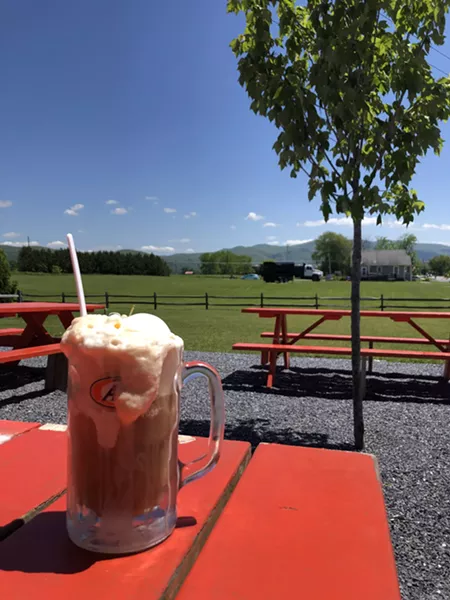 A photogenic root beer float - SABINE POUX