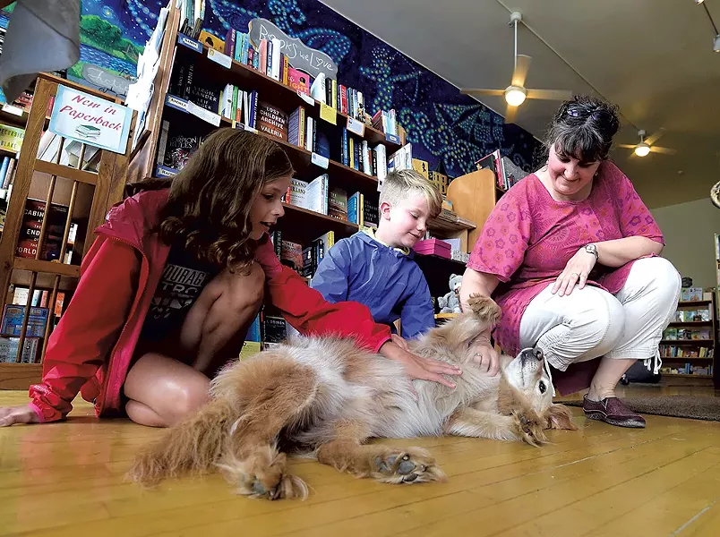 Lulu and Lincoln Jordan visiting with Boo and his person, Andrea Jones - JEB WALLACE-BRODEUR