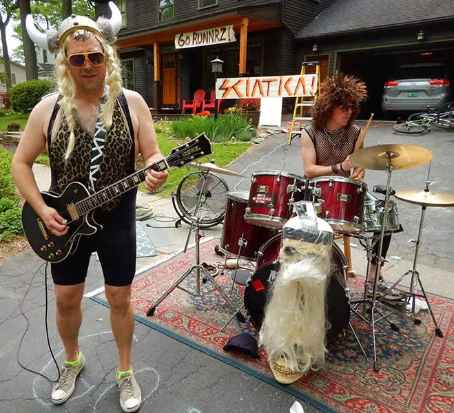 Neighborhood band Sciatica serenading the runners - RUNVERMONT