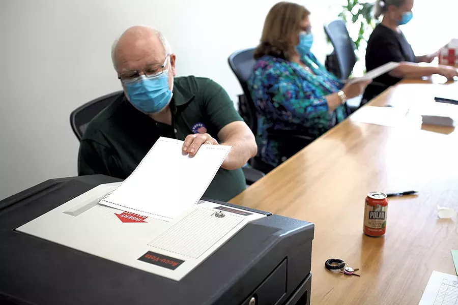 Mark Schilling entering a ballot - JESSICA OJALA