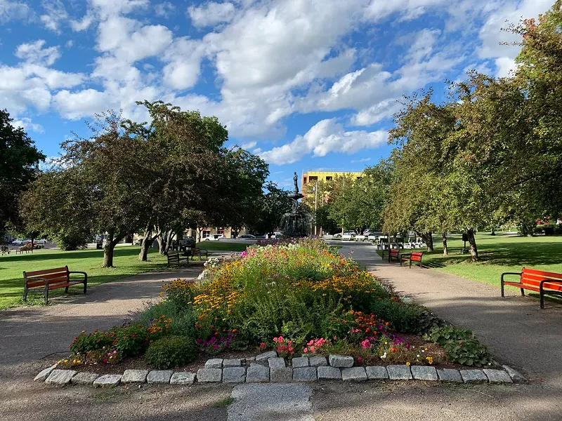 The Taylor Park gardens and fountain - DAN BOLLES ©️ SEVEN DAYS