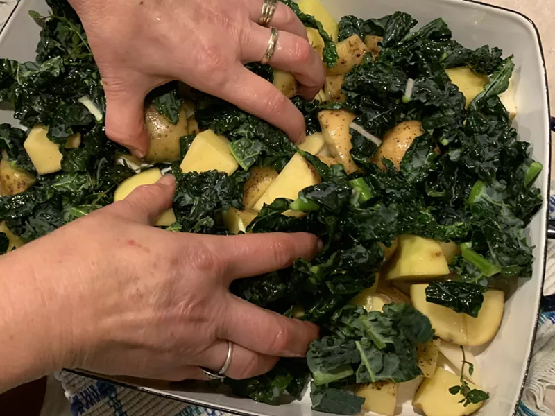 Mixing the vegetables by hand - MELISSA PASANEN ©️ SEVEN DAYS
