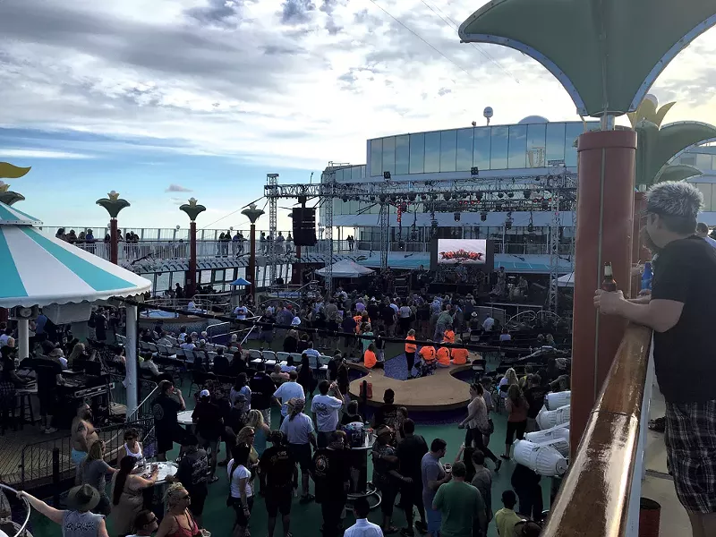 Pool deck, Norwegian Pearl - DAN BOLLES