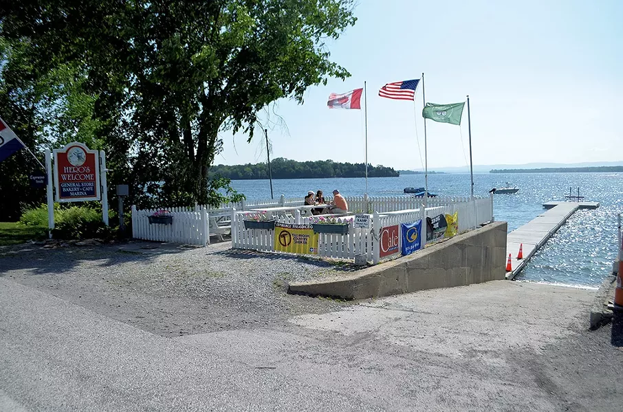 Dockside seating - SASHA GOLDSTEIN