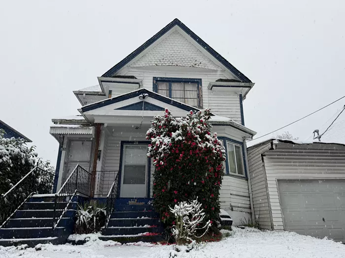 Slog AM: Synagogue Attacked in Michigan, Snow in Seattle, Crazy Weather Everywhere Else 