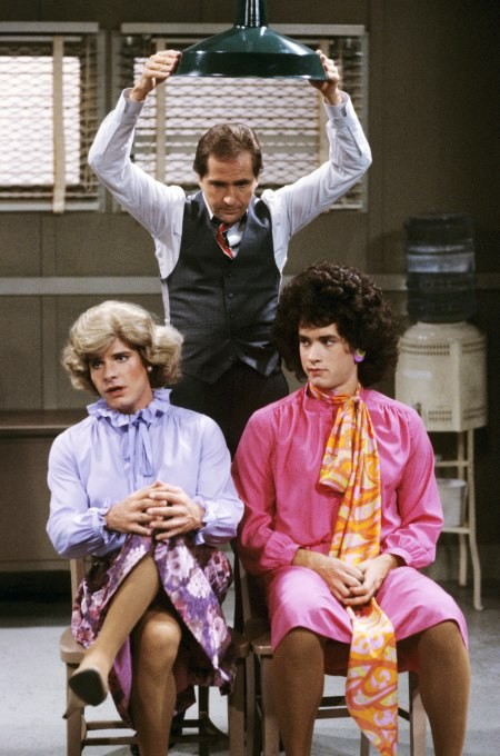 Yes, thats Tom Hanks on the right. Yes, thats Tom Hanks on the right.