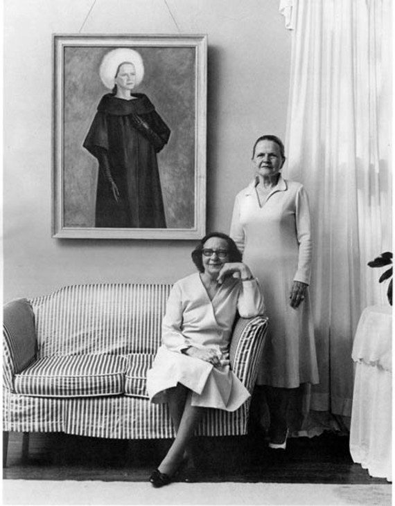 Sarah Worsham Landrum posed in 1982 in the living room beside her portrait, “White Fox Bonnet,” which her seated sister, Bell Worsham, painted. - JOHN HENLY/CLUE MAGAZINE