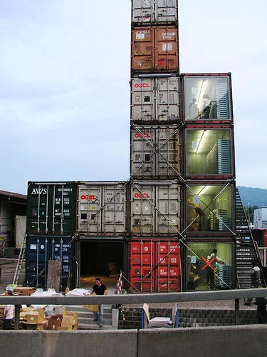 The FREITAG SHOP ZURICH is completely built from rusty, recycled freight-containers. Lovingly they were gutted, reinforced, piled up and secured. Zurich’s first bonsai-skyscraper: Low enough not to violate the city’s restriction on high-rise buildings. High enough to send shivers down anyone’s spine.