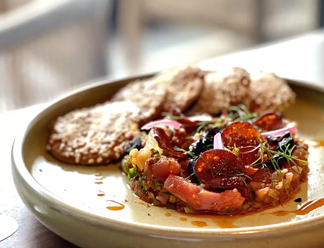 Le tartare de thon rouge de Terre-Neuve chez Drift est garni d'ingrédients savoureux comme des olives noires croustillantes, des tomates séchées, du pepperoni de Brothers Meats and Delicatessen et de la saucisse épicée 'nduja.  - LA CÔTE