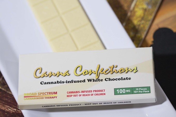 canna_confections_white_chocolate_bar_1_.jpg