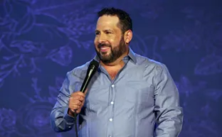 Steve Treviño saves the day as ‘America’s Favorite Husband’