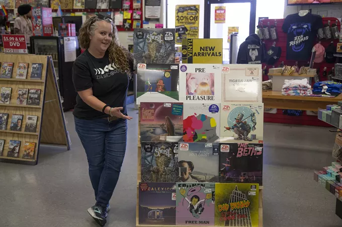 Zia honors customers with its giveaways and t-shirt sale - Vimarsana News